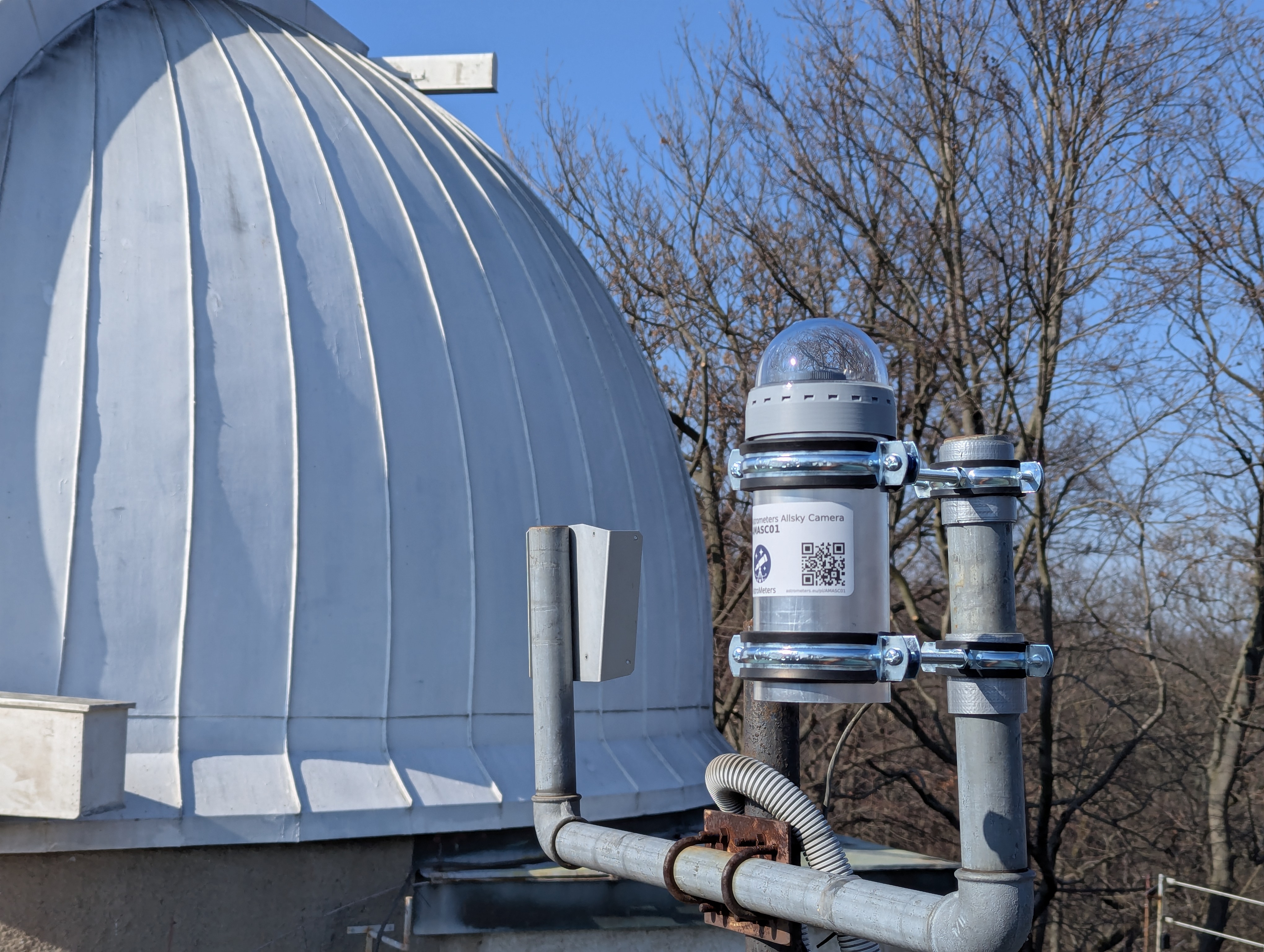 AMASC01 mounted on a vertical pole using clamp mounts